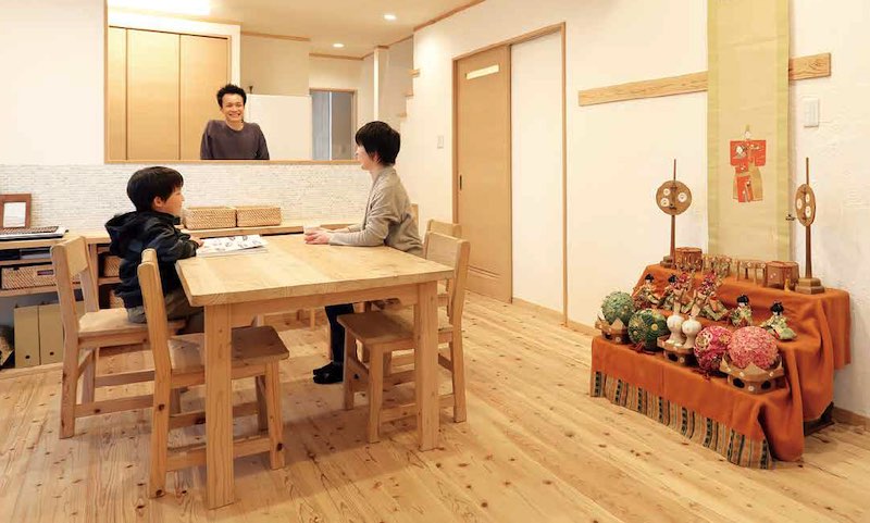 改めて見ると「節」だらけの床ですが、気になるでしょうか。