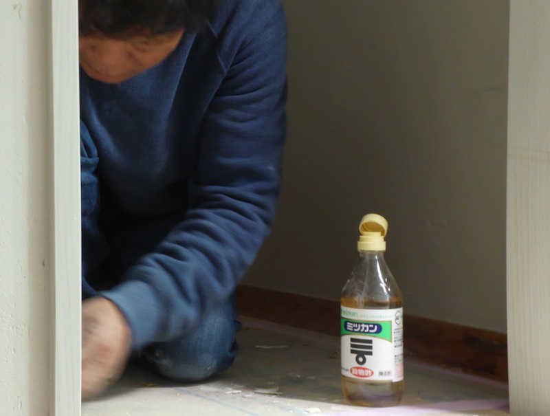 漆喰を塗りながら「お酢」で清掃（空気がうまい家®︎仕様にリノベーション・京都市）